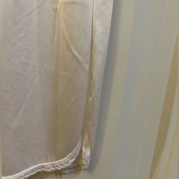 Vanity Fair lace trim half slip with side slit, S. - Picture 2 of 4